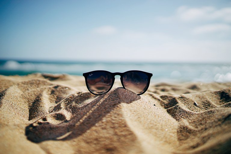 солцезащитные очки на пляже